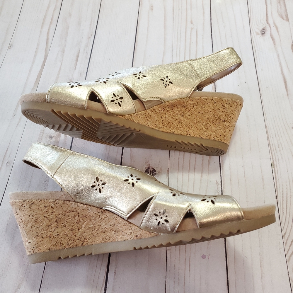 Earth Attalea Bahama Gold Leather Wedge Sandal Size 8 Wide